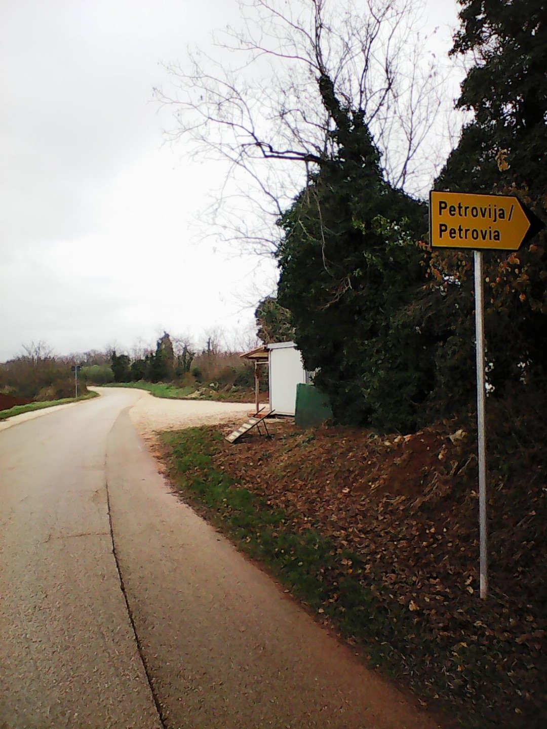 Pijani vozač na ulasku u Petroviju sletio s ceste, ošetio stupić i vozilo. Prijeti mu kazna od 2910 eura.